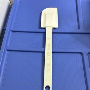 The Pampered Chef White Spatula Medium Size